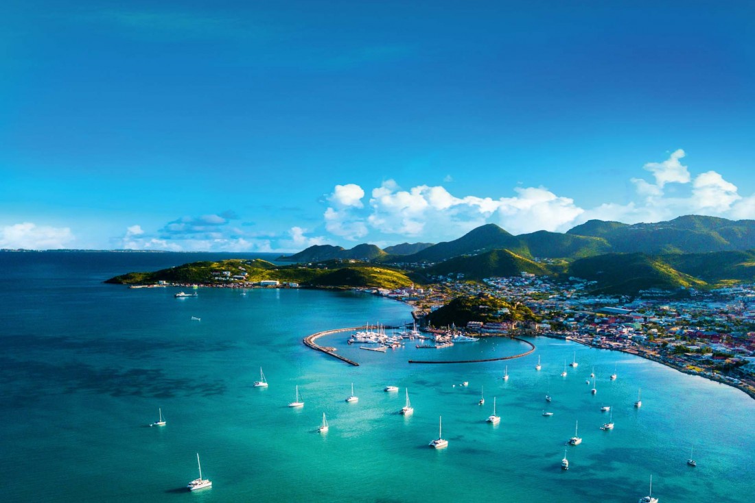 La Baie de Marigot avec la Marina Fort Louis se découpe sur les eaux turquoise de la mer des Caraïbes © DR