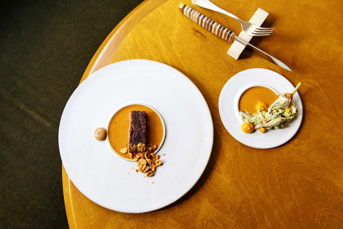 Dans son restaurant de Paris 14, Mory Sacko propose un bœuf d'Aubrac saturé au karaté sauce mafé © Virginie Garnier