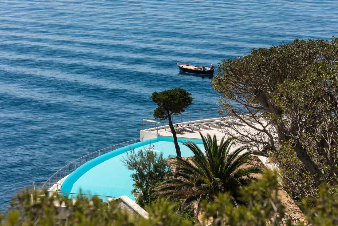 La piscine de l'Hôtel Cap-Estel s'avance dans la Méditerranée © DR