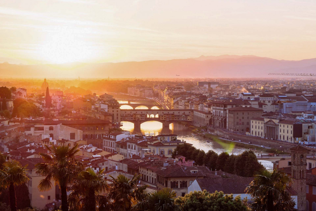 L'enfilade des ponts sur l'Arno scintillant au coucher de soleil, un souvenir inoubliable © Mark Tegethoff