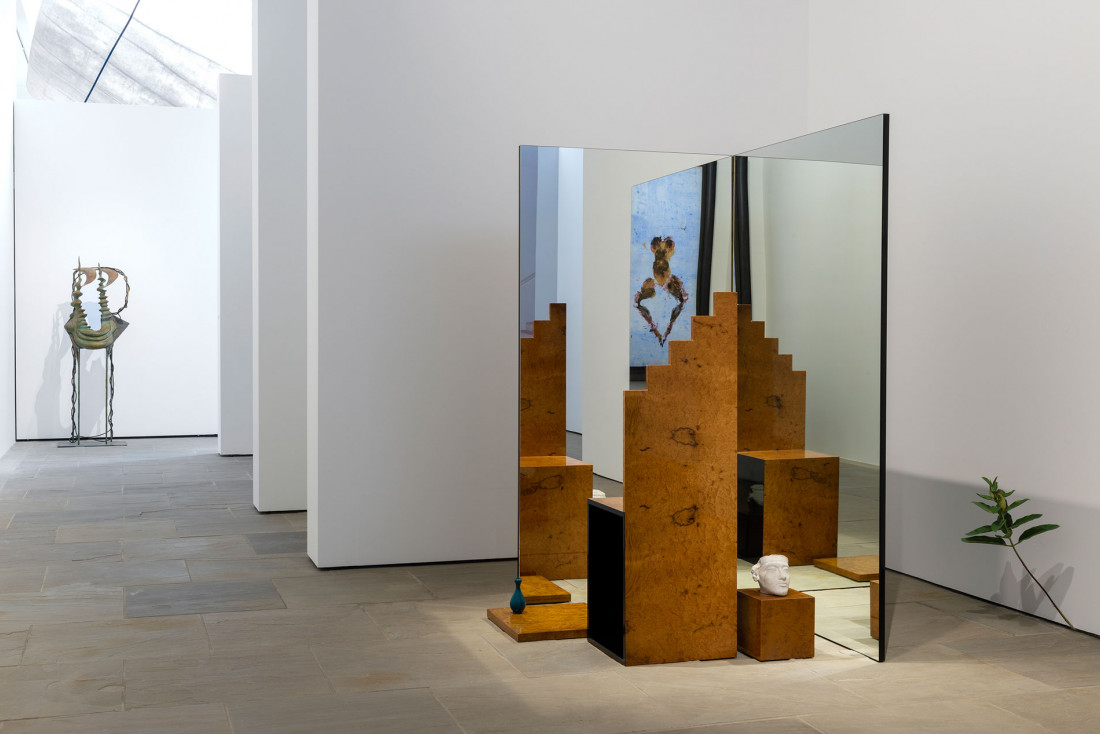 Le Songe d’Ulysse - Villa Carmignac, Porquerolles Oeuvres de Camille Henrot, Haris Epaminonda, Tony Matelli et Yves Klein (reflet) © Fondation Carmignac - Photo Marc Domage