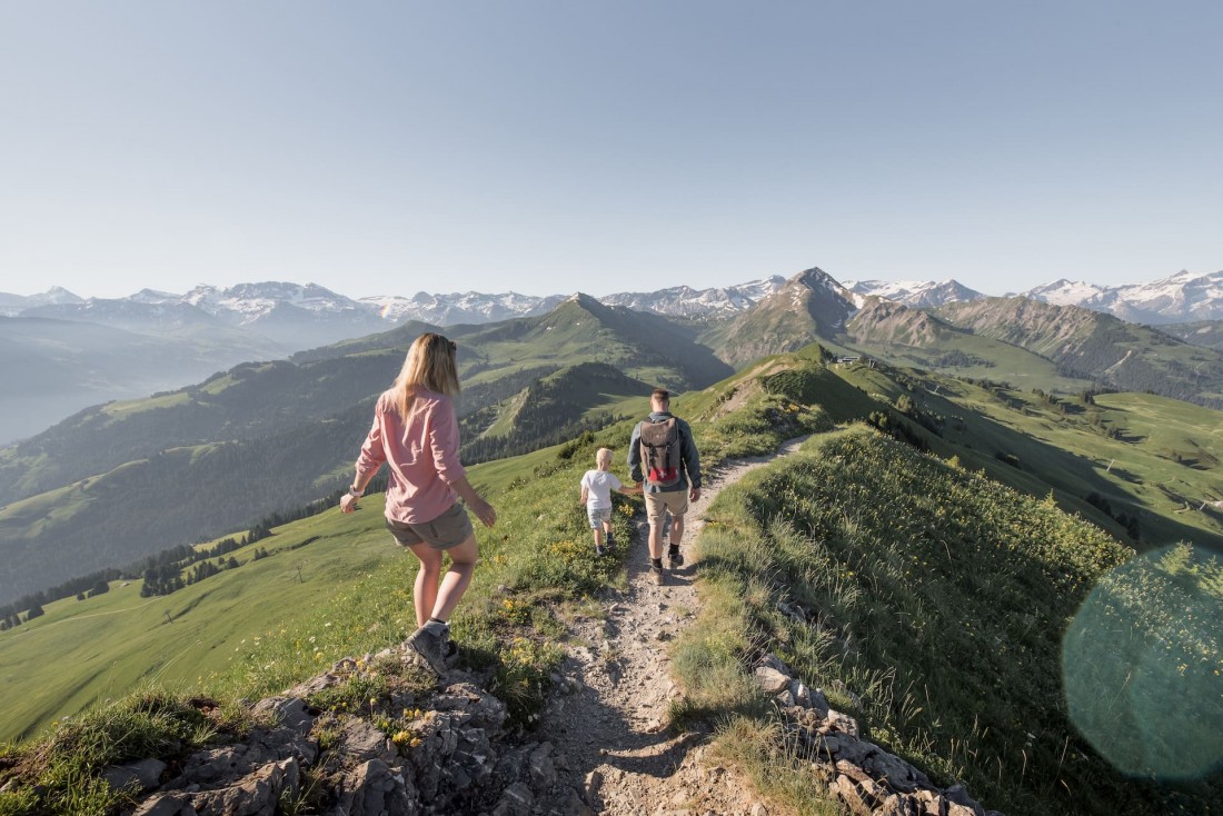 Randonnée en famille à Gstaad parmi les sommets des Alpes © Destination Gstaad / Melanie Uhkoetter