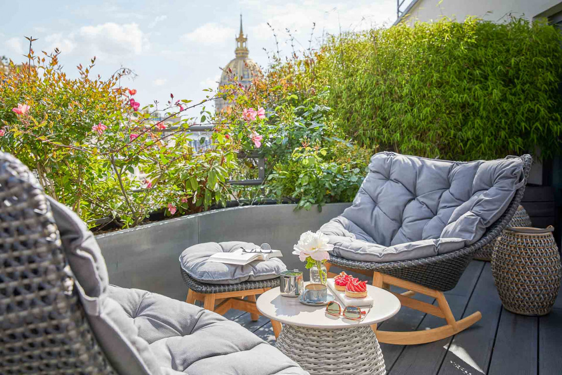 Hôtel Le Cinq Codet | La terrasse avec vue sur les Invalides de la Suite Eiffel © Antoine Schramm