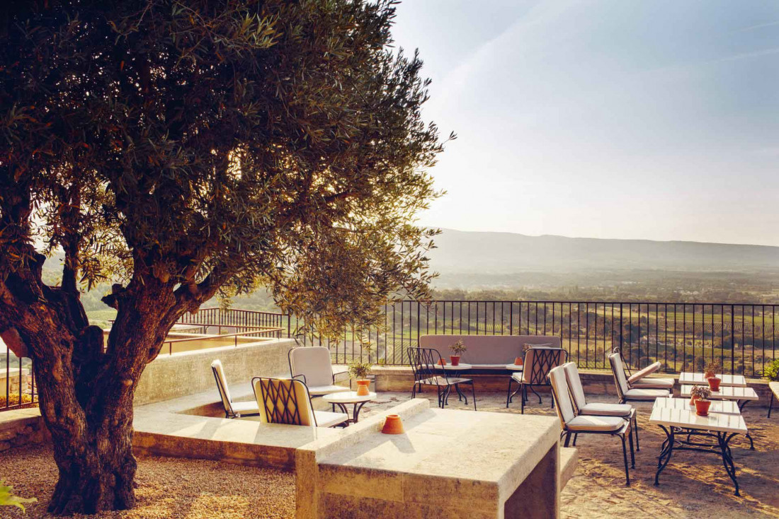 La terrasse domine toute la vallée, idéal pour un verre avant le diner © Hôtel Crillon le Brave