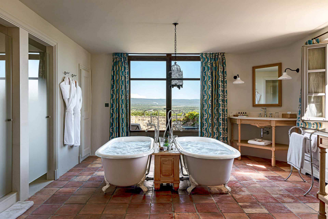 Les salles de bain de style provençal ont un air rétro © Hôtel Crillon le Brave