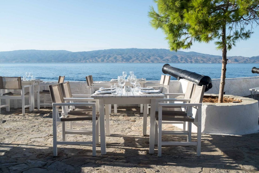 La terrasse avec vue du Restaurant Sunset à Hydra © DB / YONDER.fr