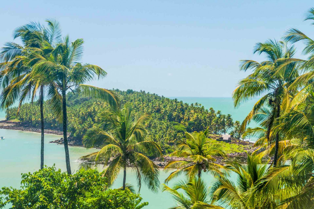 Les îles du Salut face à la ville de Kourou © Adobestock - Matyas Rehak