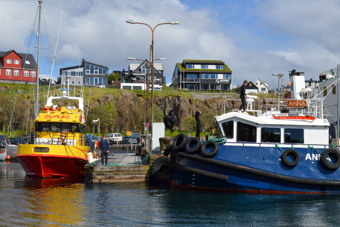 Îles Féroé | Des jeunes s'amusent à plonger dans le port où l'eau est à 8°C © PG|YONDER.fr