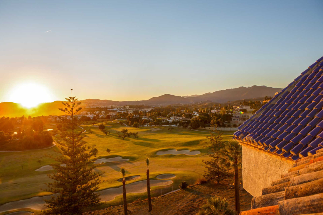 Le coucher de soleil sur les parcours de golf face à La Zambra © DR