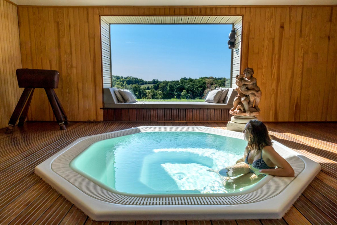 Jacuzzi avec vue au Château de Labro dans l'Aveyron © les Collectionneurs
