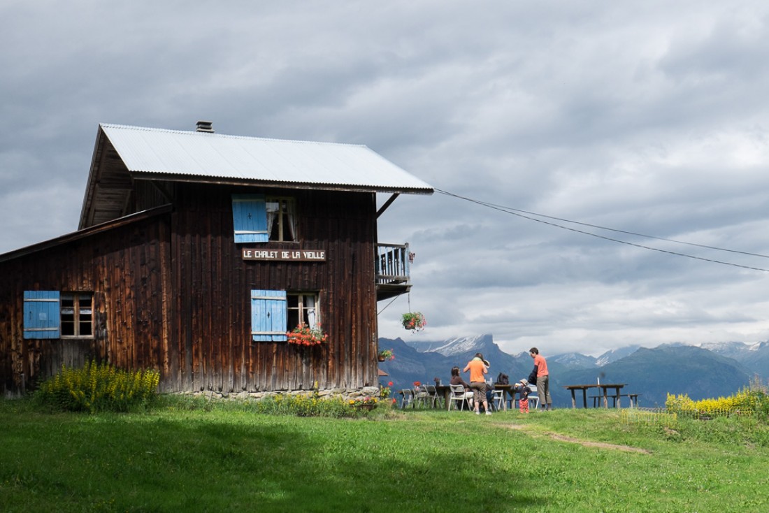 Le Chalet de la Vieille sur le chemin de Beauregard. Une des étapes possibles de la randonnée en VTT.  | © Yonder.fr