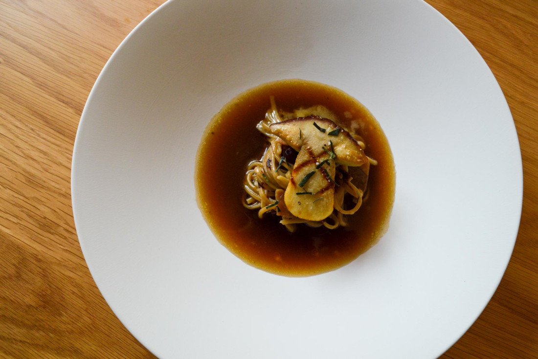 Cenelle, cèpe et mousse — Les Chemins © YONDER.fr|PG