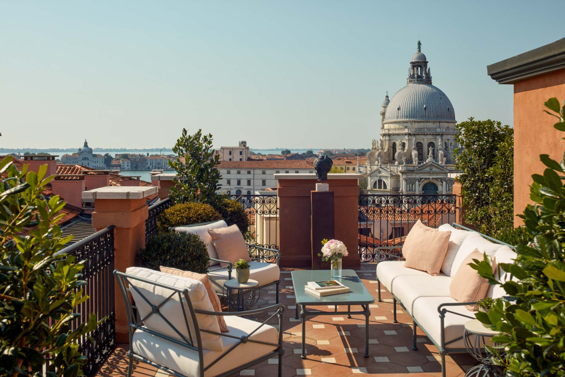 Les chambres et suites de l'hôtel possèdent terrasses et balcons végétalisés © The St. Regis Venice