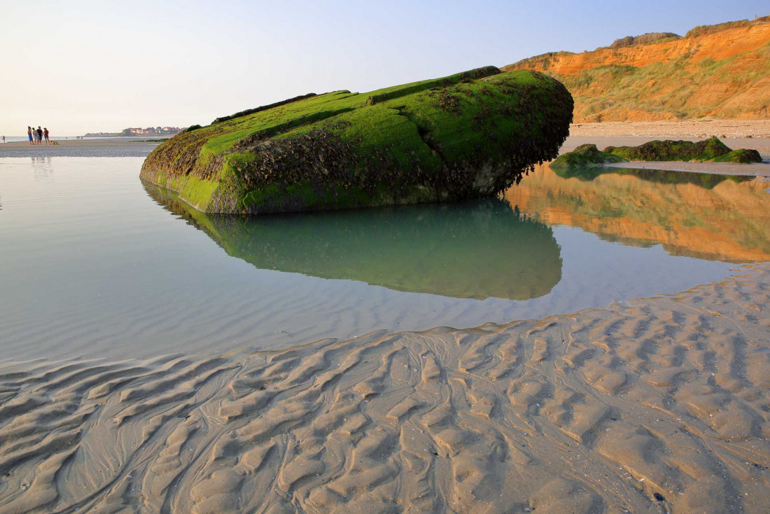 Coucher de soleil sur la plage d'Ambleuse avec blockhaus © Christophe Cappelli - AdobeStock