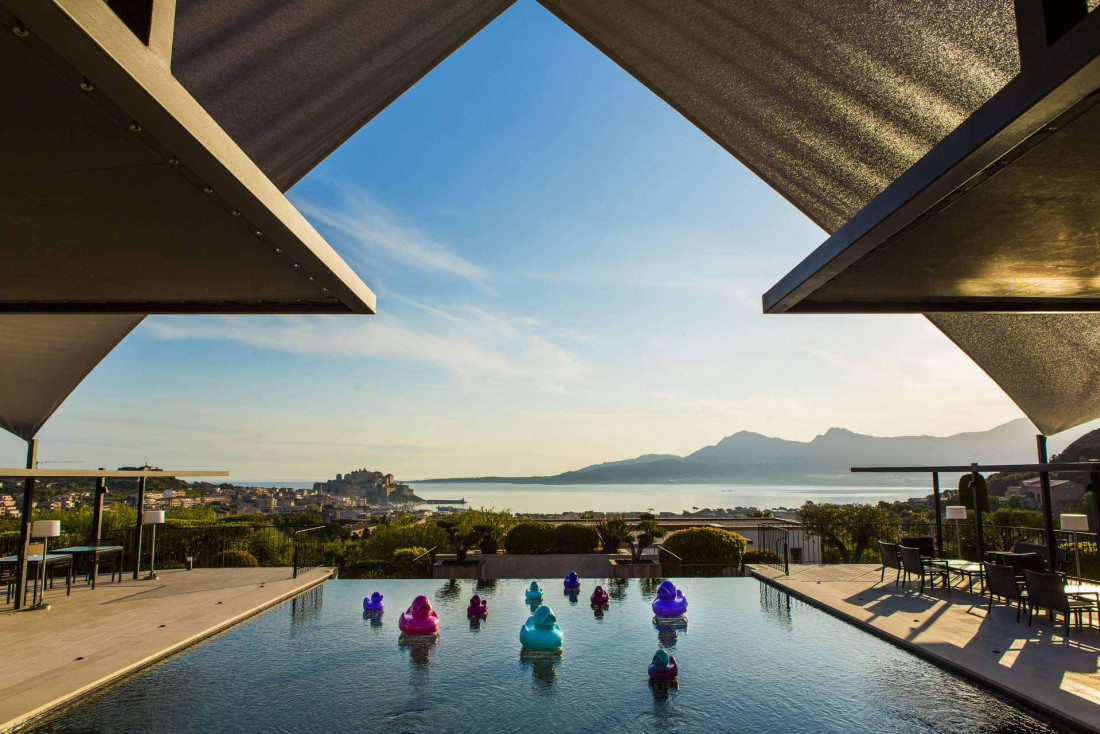 La Villa Calvi, hôtel de luxe en Corse suspendu au-dessus de la baie © La Villa
