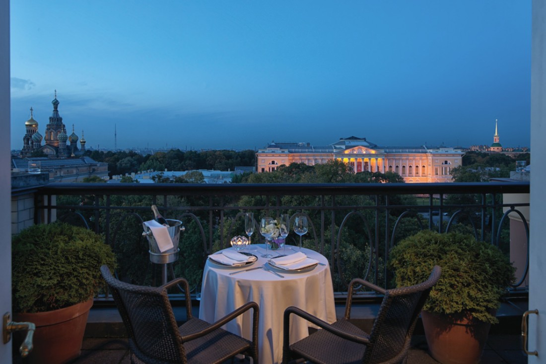 Dans les Terrace Rooms, de vastes terrasses surplombant la Place des Arts