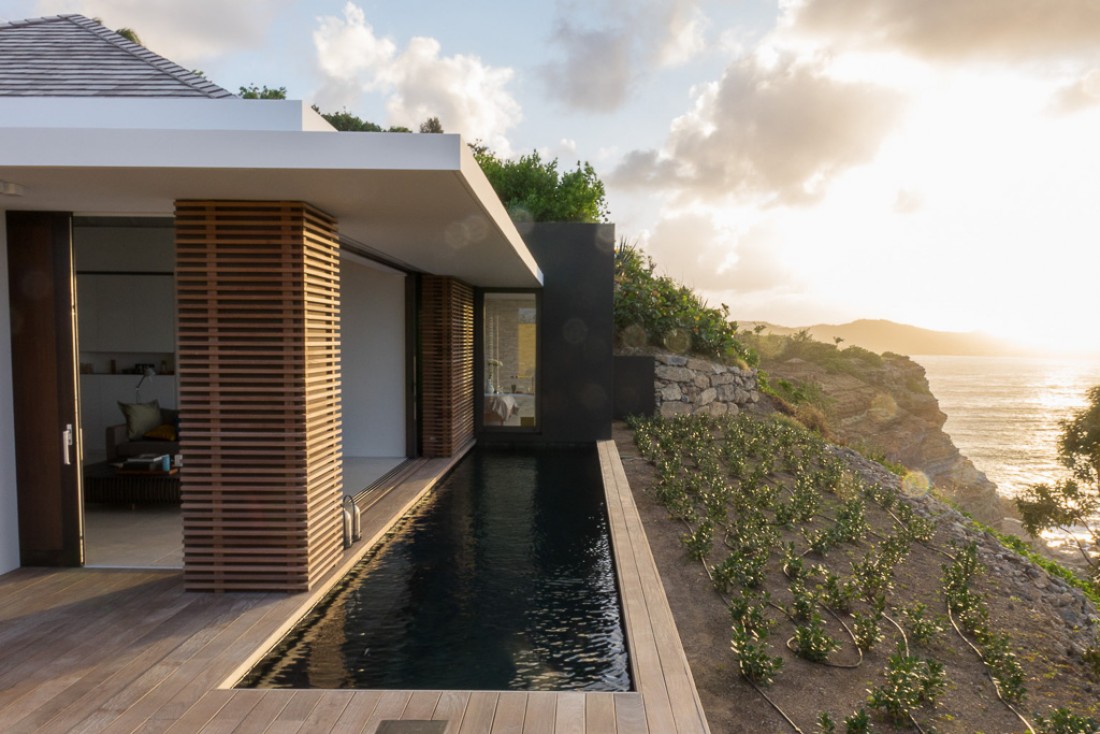 A Saint-Barthélemy, la très chic villa BelAmour surplombe les falaises et la mer