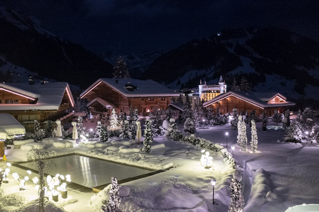 Côté Gstaad, on peut apercevoir la piscine extérieure du spa, des chalets ultra luxueux construits en même temps que l’hôtel et les tourelles du mythique Gstaad Palace | © Yonder.fr