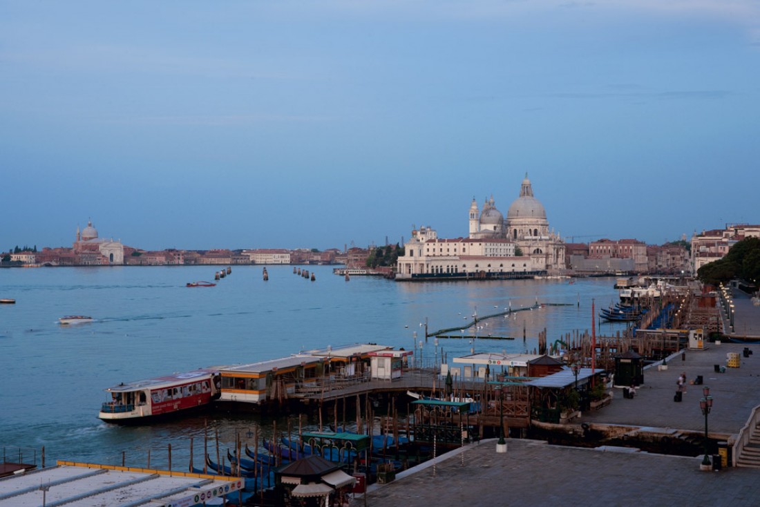 Vue sur la Riva Degli Schiavoni en direction de la Place Saint-Marc depuis l'hôtel | © Londra Palace