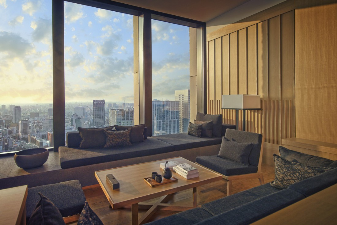 Coin salon d’une Premier Room avec vue sur Tokyo | © Aman Resorts