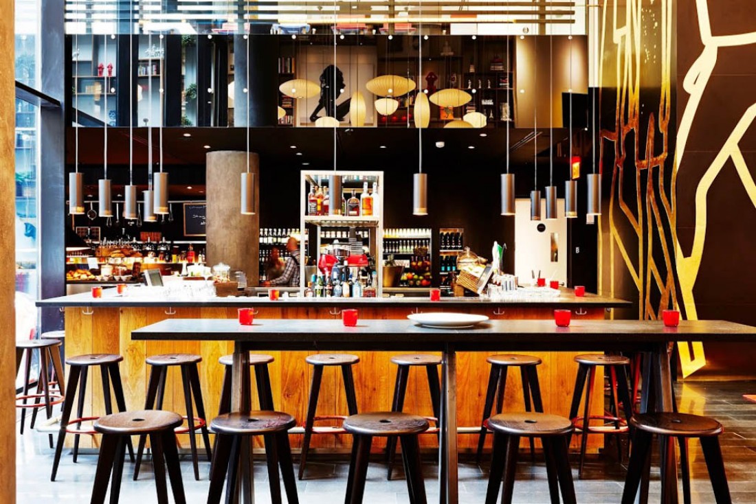 Le bar de la canteen, au cœur du lobby | © citizenM New York Times Square