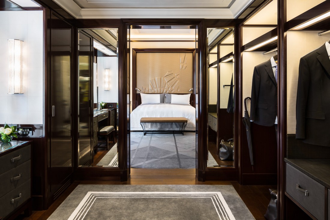 Dressing ultra luxueux au Peninsula Paris. © The Peninsula Hotels