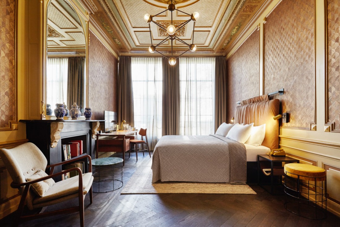 Des chambres baignées de lumière pour tous les voyageurs, où les éléments de décor s'accordent avec le jour.