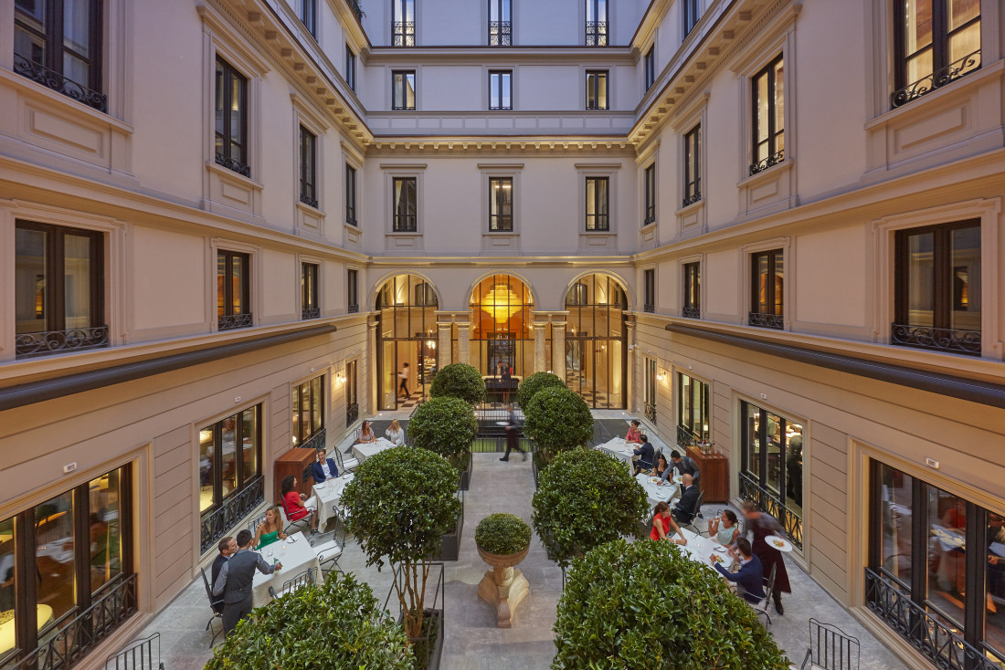 L'élégante cour intérieure du M.O. Milan, où son restaurant deux-étoiles Seta s'installe en été. © Mandarin Oriental 