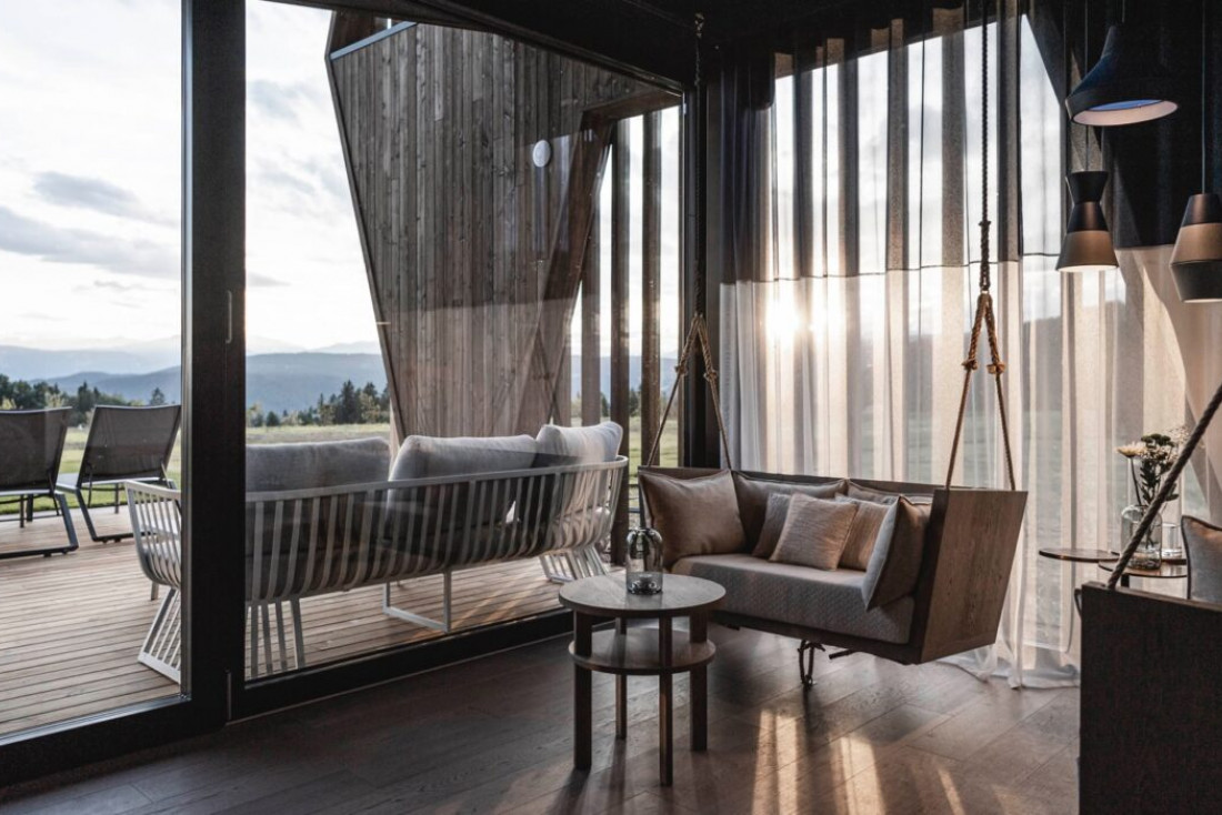 Le lobby / salle de petit déjeuner au rez-de-chaussée s'ouvre sur l'extérieur.  ©  AEON / Hannes Niederkofler