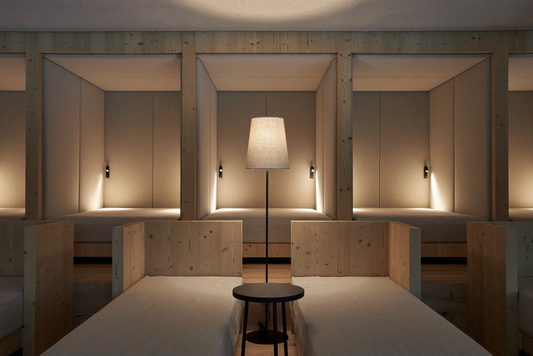 Les élégants lits de jour qui bordent la piscine intérieure © Forestis