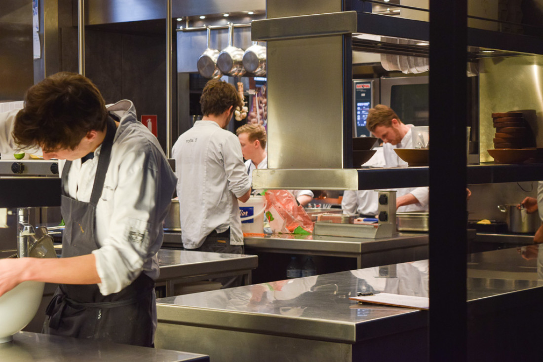 Au fond, Davy De Pourc, 27 ans seulement et chef de volta. Il est l'un des jeunes talents de la scène gastronomique gantoise © Yonder.fr