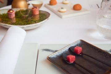 Les amuse-bouches. Au premier plan, le granité de Shiso rouge. © Yonder.fr Les amuse-bouches. Au premier plan, le granité de Shiso rouge. © Yonder.fr