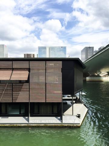  L'extérieur du OFF, posé au pied du pont Charles de Gaulle © Yonder.fr