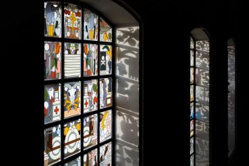 ... côtoie ces vitraux rock'n'roll, clin d'oeil à l'héritage du lieu, une ancienne chapelle © The Jane