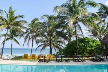 Au bord de la piscine © Yonder.fr Au bord de la piscine © Yonder.fr