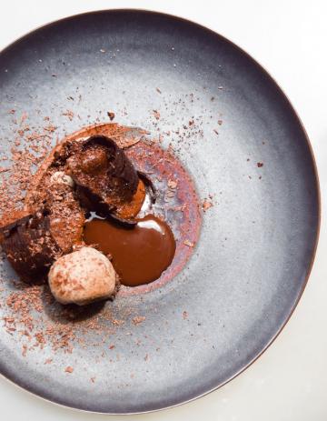 Fines feuilles et Soufflé chocolat noir, cardamome © Yonder.fr Fines feuilles et Soufflé chocolat noir, cardamome © Yonder.fr