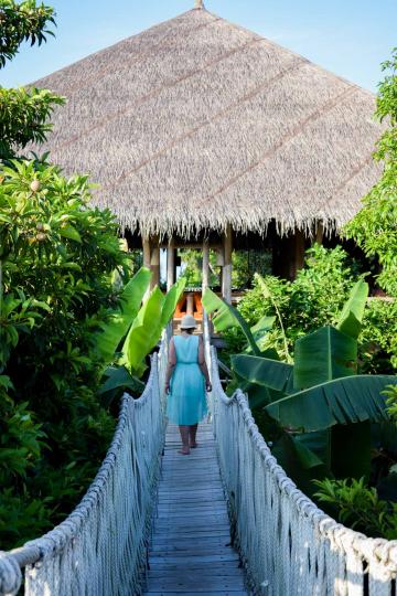 Pont suspendu pour accéder au restaurant 'Fresh in The Garden' © YONDER.fr