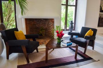 Décor chic et design dans le salon de la villa principale © Yonder.fr Décor chic et design dans le salon de la villa principale © Yonder.fr