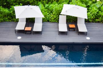 Au bord de la piscine du spa © Yonder.fr Au bord de la piscine du spa © Yonder.fr