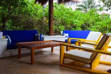 Sur la terrasse du restaurant de la piscine, un éclatant mobilier coloré © Yonder.fr Sur la terrasse du restaurant de la piscine, un éclatant mobilier coloré © Yonder.fr