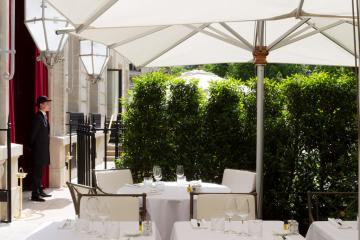 Aux beaux jours, le restaurant dispose d'une très agréable terrasse © La Réserve Paris