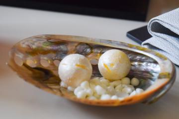 Beurre servi façon perlé : un signe de plus de la sophistication du sens du détail de Bobby Rust (Bridges) | © Yonder.fr Beurre servi façon perlé : un signe de plus de la sophistication du sens du détail de Bobby Rust (Bridges) | © Yonder.fr