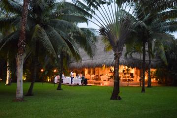 Trois soirs par semaine, le dîner est servi dans le jardin de l’hôtel © Yonder.fr Trois soirs par semaine, le dîner est servi dans le jardin de l'hôtel © Yonder.fr