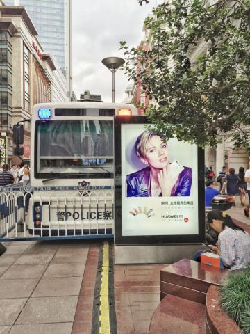 Publicité pour Huawei sur East Nanjing Road © Yonder.fr Publicité pour Huawei sur East Nanjing Road © Yonder.fr
