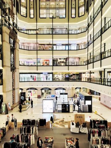 Le Westgate Mall est l’un de très nombreux centres commerciaux «premium» de West Nanjing Road © Yonder.fr Le Westgate Mall est l'un de très nombreux centres commerciaux "premium" de West Nanjing Road © Yonder.fr