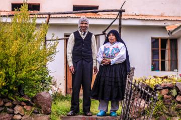 Eduardo et Juana devant chez eux.  © Cédric Aubert