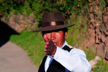 Professeur Eduardo, dans ses explications. | © Cédric Aubert