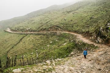 Une petite fille fait le trajet entre son école et son village dans le Parc National de Singalila | © Marion Brun Une petite fille fait le trajet entre son école et son village dans le Parc National de Singalila | © Marion Brun