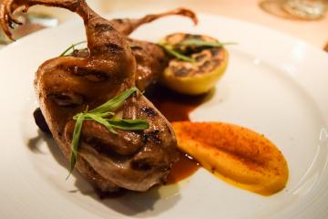 Chez Neh la caille est servie entière, à déguster avec les doigts | © Yonder.fr