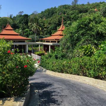 Route menant aux villas, au cœur du domaine de l’hôtel | © Yonder.fr Route menant aux villas, au cœur du domaine de l’hôtel | © Yonder.fr